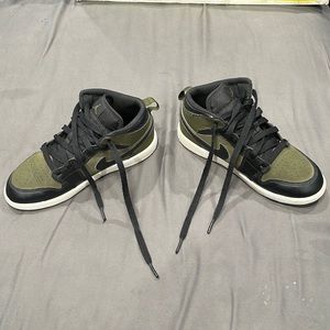 Jordan 1 mid olive green used size 2Y still in good condition